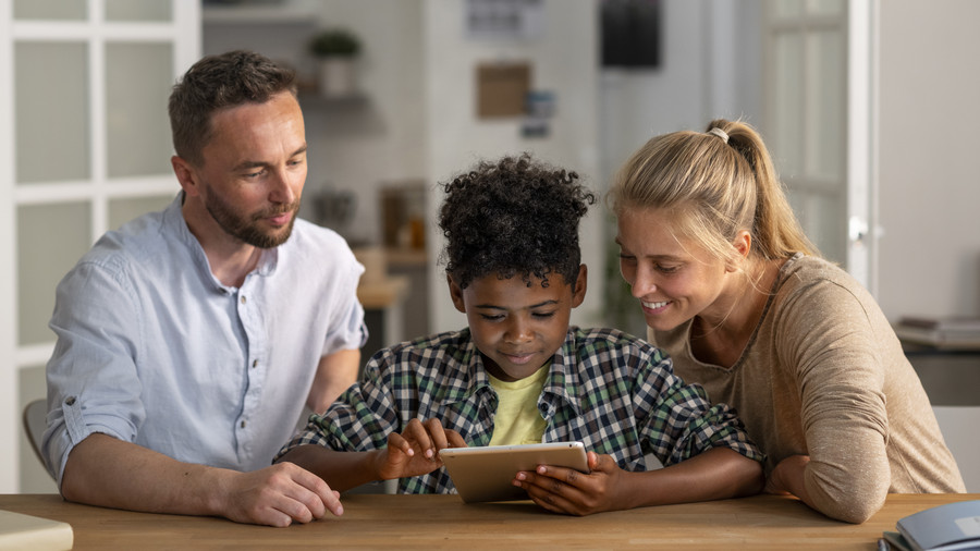 Parents en discussion avec leur enfant